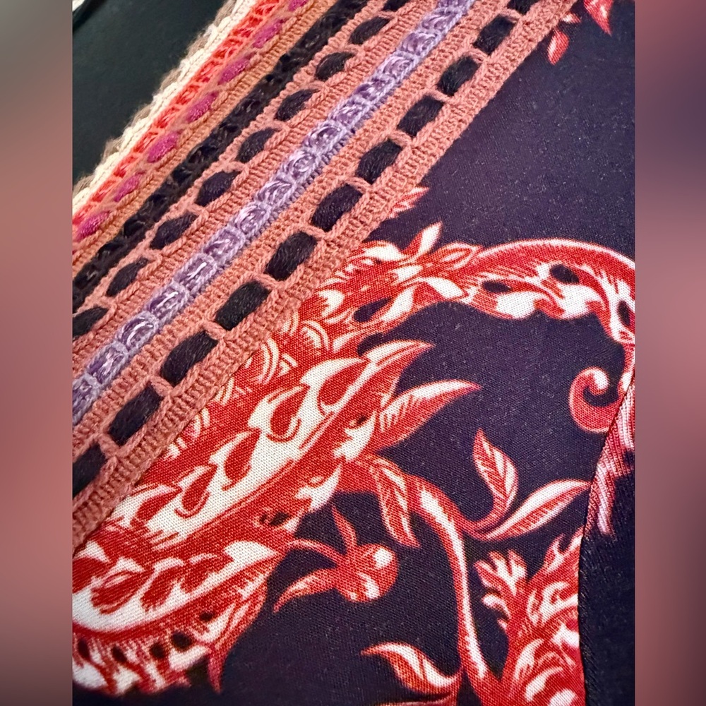 Blank NY XS Black and Red Paisley Top PTP 20” - Picture 4 of 4